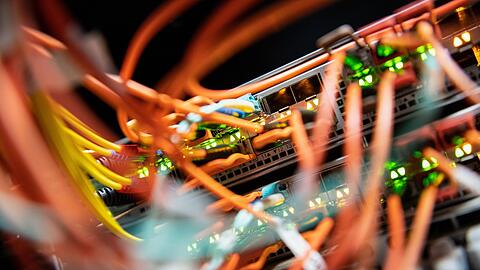 Glasfaserkabel stecken in einem Rechenzentrum vom bayerischen Landeskriminalamt (BLKA) in einem Netzwerk-Switch.