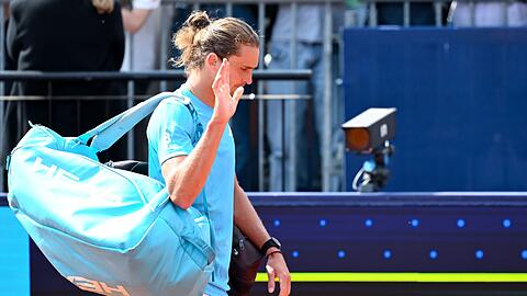 Alexander Zverev verabschiedet sich nach seiner Halbfinalniederlage vom Publikum in M&uuml;nchen.