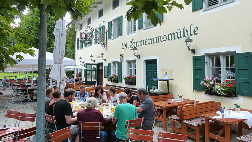 Die Emmeramsm&uuml;hle in Oberf&ouml;hring: Der fr&uuml;here Wirt des Traditionslokals ist wegen Steuerhinterziehung in Millionenh&ouml;he verurteilt worden &ndash; im Berufungsverfahren fiel das Urteil nun milder aus. (Archivbild)