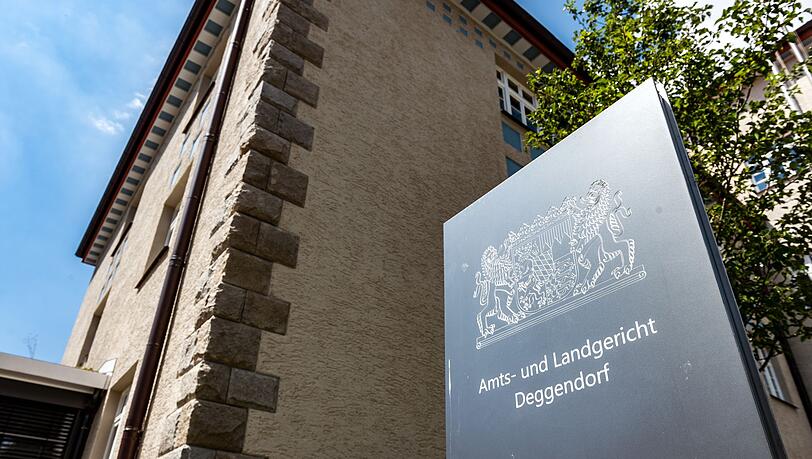Vor dem Landgericht Deggendorf beginnt ein Dreifachmordprozess. (Archivbild) Vor dem Landgericht Deggendorf beginnt ein Dreifachmordprozess. (Archivbild)