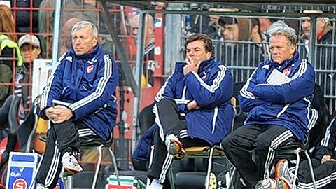 Frustriert nach der blöden Pleite am Millerntor: Das Trainergespann Armin Reutershahn, Dieter Hecking und Dirk Bremser (v.l.)