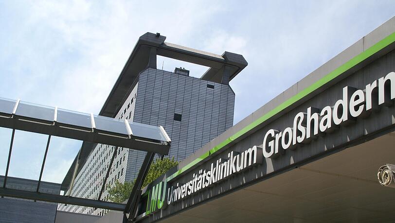 Am Klinikum Großhadern werde mit Affen experimentiert, behaupten die Tierschützer. Die LMU dementiert. Am Klinikum Großhadern werde mit Affen experimentiert, behaupten die Tierschützer. Die LMU dementiert.