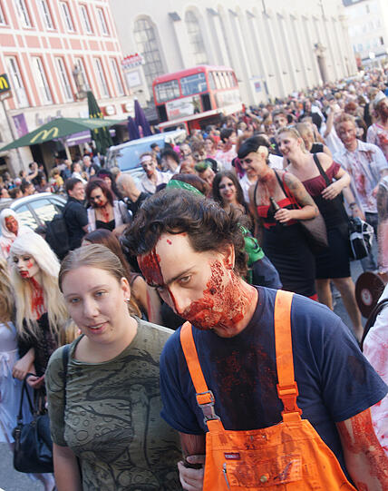 Die neue Staffel von "The Walking Dead" startet demnächst wieder bei FOX. Fans dieser Thriller- Reihe aus aller Welt feiern das auf sehr spekakuläre Art und Weise: Mit einem Zombiewalk. Übel zugerichtet und mit Kunstblut übersät erschrecken gut 700 Fans die Münchner am Karlsplatz Stachus. Die schrägsten Bilder.