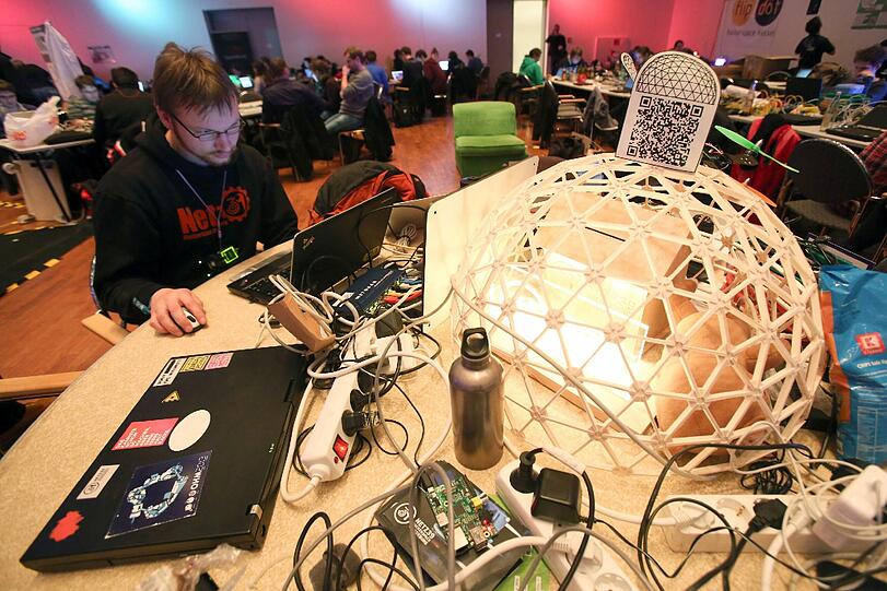 Bilder vom Treffen des Chaos Computer Clubs beim 30. Chaos Communication Congress (30C3). Mit dabei auch der britische Medienkünstler und Veteran des Chaos Computer Clubs (CCC), Tim Pritlove. Die Hacker treffen sich bis zum 30.12.2013 in Hamburg, wo das das größte Treffen der Hackerszene in Europa stattfindet.