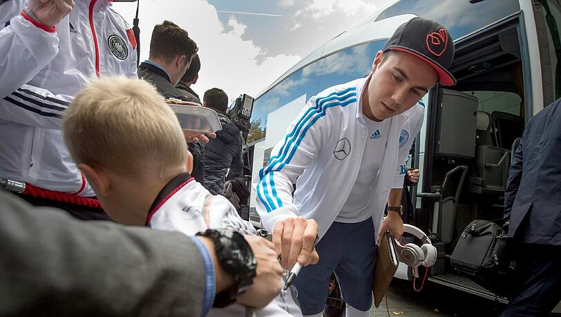Der verletzte Bayern-Spieler Mario Götze wird weiterhin bei der Nationalmannschaft bleiben. Der verletzte Bayern-Spieler Mario Götze wird weiterhin bei der Nationalmannschaft bleiben.