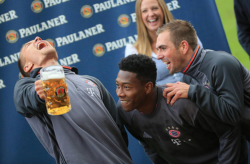 Gute Laune bei Holger Badstuber, David Alaba und Philipp Lahm (v.l.) beim Maßkrugstemmen.