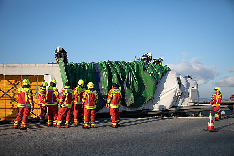 Auf der A8 ist am Montagnachmittag ein Lkw umgekippt.