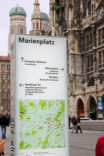 Manche kennen so etwas bereits aus anderen Städten. Jetzt hat auch München Infostelen.