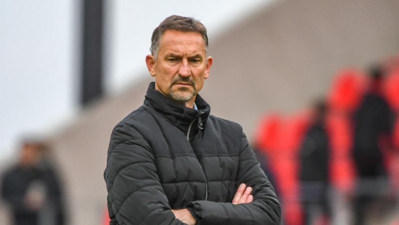 Achim Beierlorzer, Trainer von Regensburg, steht vor dem Spiel im Stadion. Foto: Armin Weigel/Archivbild Achim Beierlorzer, Trainer von Regensburg, steht vor dem Spiel im Stadion. Foto: Armin Weigel/Archivbild