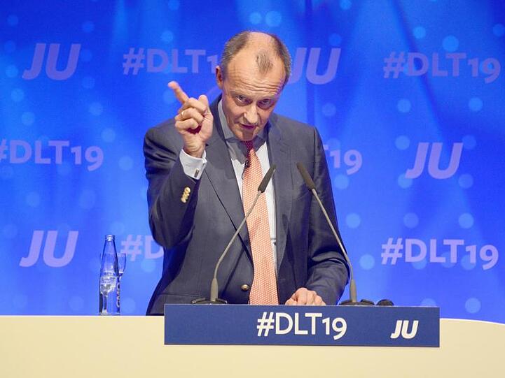 Friedrich Merz kam am Freitagabend zum JU-Deutschlandtag. Der ehemalige Bundestags-Fraktionsvorsitzende wurde von den Delegierten wie ein Heilsbringer gefeiert.