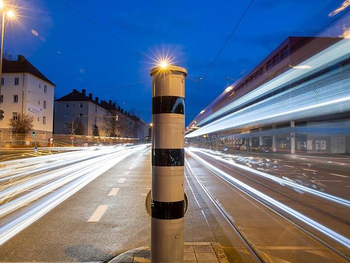 Eine Blitzsäule (PoliScan red+speed) mit kombinierter Überwachung von Rotlicht und Geschwindigkeit steht an einer Ampelkreuzung in der Innenstadt in Nürnberg. Foto: Daniel Karmann/dpa/Archivbild