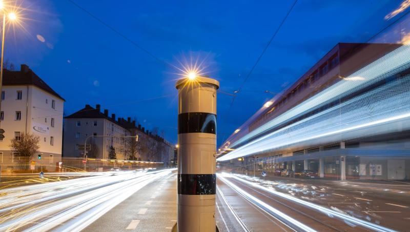 Eine Blitzsäule (PoliScan red+speed) mit kombinierter Überwachung von Rotlicht und Geschwindigkeit steht an einer Ampelkreuzung in der Innenstadt in Nürnberg. Foto: Daniel Karmann/dpa/Archivbild