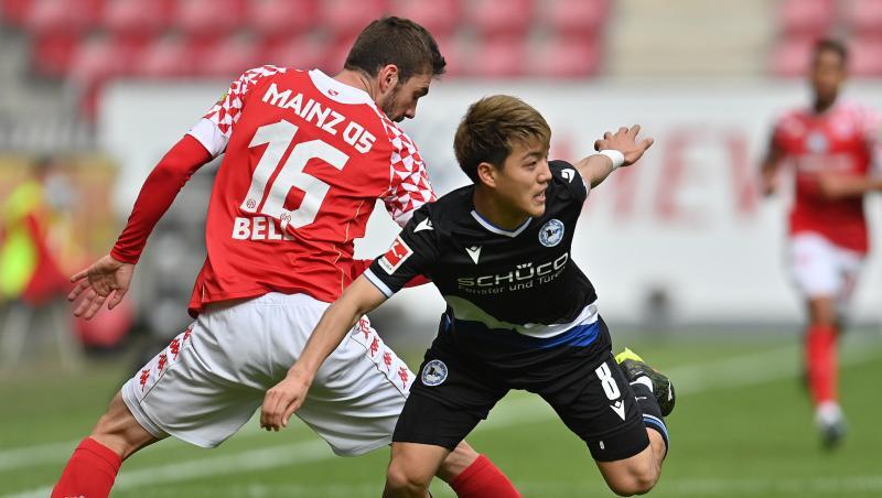 Mainz' Abwehrspieler Stefan Bell (l) versucht Bielefelds Stürmer Ritsu Doan vom Ball zu trennen.