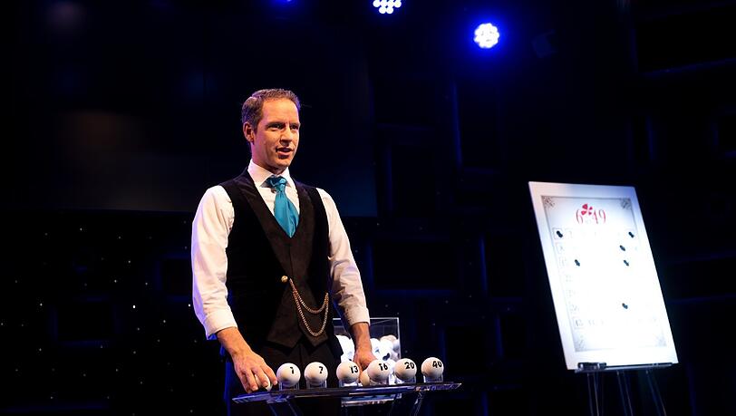 Kugeln, die - nicht nur - Geld bedeuten: "The World's Greatest Magic" von Alexander Krist ist auch ein Spiel mit Träumen.