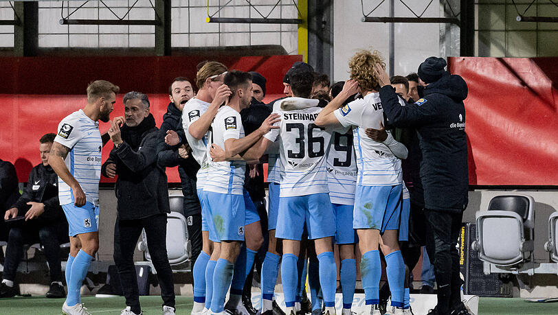 Jubeln beim Chef – nach dem Ausgleich stürmt das Team zu Jacobacci