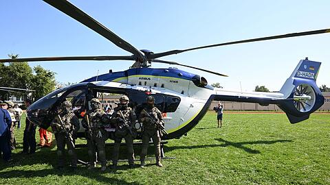 Beamte eines Spezialeinsatzkommandos stehen vor dem neuen Hubschrauber vom Typ Airbus H145 bei der Vorstellung eines neuen Polizeihubschrauber auf dem Gelände der I.