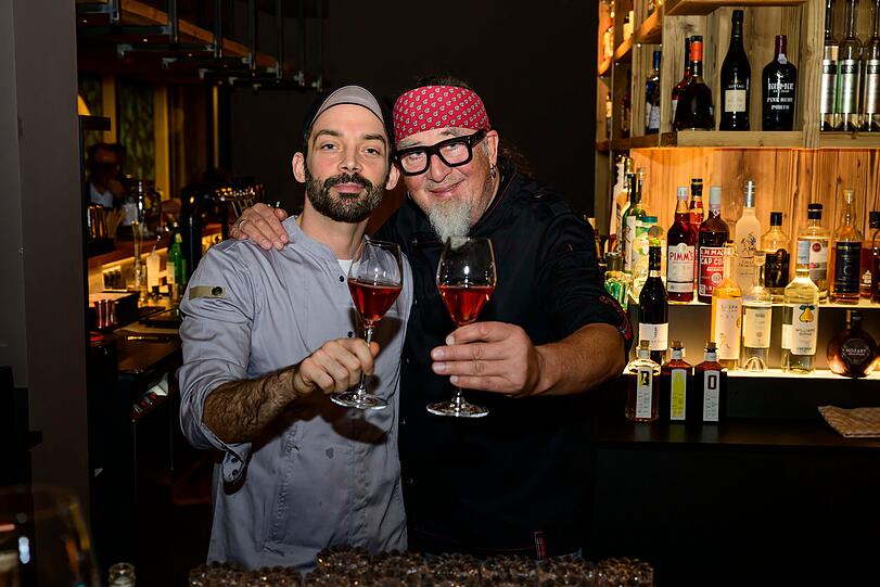 Barchef Rene Soffner und Starkoch Stefan Marquard bei der Eröffnung des UpsideDown by Stefan Marquard in Fieberbrunn.
