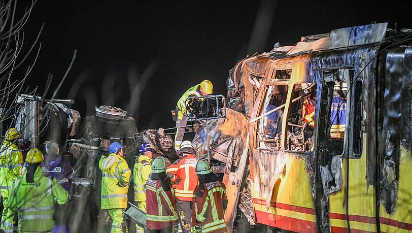 Bis in die Nacht arbeiteten die Einsatzkräfte an der Unfallstelle.
