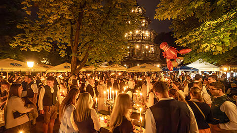 19. Juli 2026: der M&uuml;nchner Kocherlball am Chinesischen Turm im Kerzenschein.