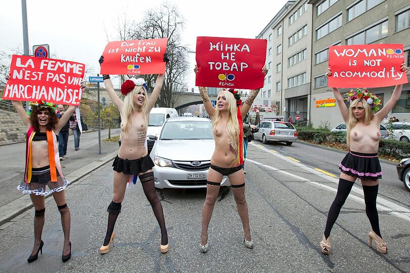 Nacktprotest: Mit blanker Brust zieht die Frauen-Aktionsgruppe FEMEN wieder in den Kampf gegen Prostitution - und setzt dabei die Waffen der Frauen ein. Die Bilder aus Zürich