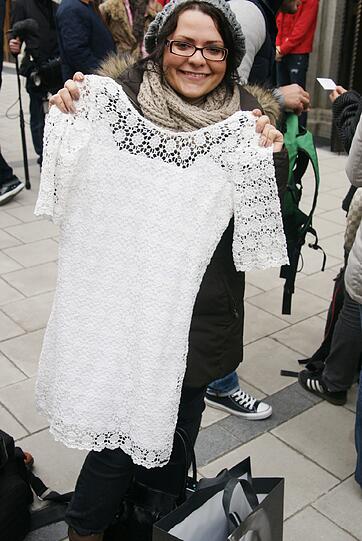 Eröffnung des neuen Abercrombie & Fitch-Flagstores in München in der Sendlinger Straße: 
Sandra Auchter (24), Notafachangestellte: &bdquo;Ich war heute um viertel vor acht hier, da warteten etwa 20 Leute. Richtig voll wurde es so ab halb zehn. Ich bin zweimal im Jahr in den USA und kaufe da immer bei Abercrombie ein. Wo es jetzt endlich in München einen gibt, musste ich natürlich vorbeikommen. Ich habe eine Mütze, einen Schal und ein Kleid gekauft, für insgesamt 130 Euro. Ich mag die Sachen, weil alles aus Baumwolle ist. Der Laden sieht aus wie alle Abercrombie-Shops. Man fühlt sich wie in der Disco."