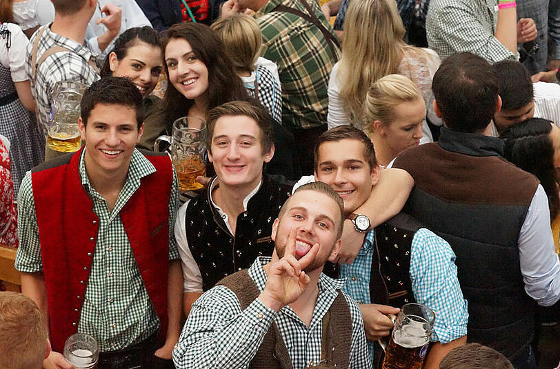 Alles drängt auf die Wiesn und in die Zelte. Die Bilder vom großen Ansturm aufs Oktoberfest am Freitag.