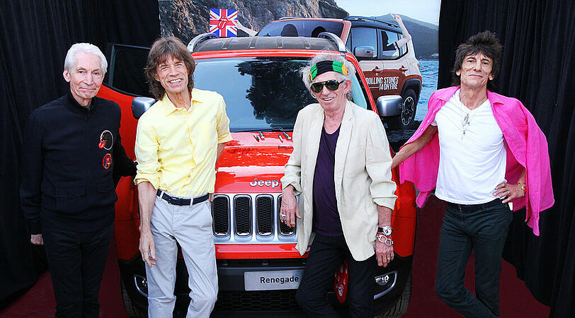 Die &bdquo;Rolling Stones&ldquo; signierten einen Jeep Renegade für den guten Zweck (v.l.): Charlie Watts, Mick Jagger, Keith Richards und Ronnie Wood.