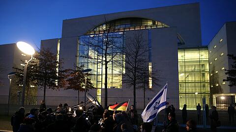 Der Bus mit den Flüchtlingen ist vor dem Kanzleramt angekommen.