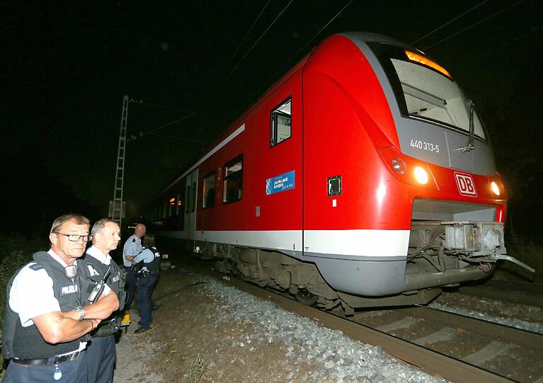 Ein 17-jähriger Afghane hat am Montagabend 21 Menschen in einem Regionalzug angegriffen. Die Bilder vom Tatort.