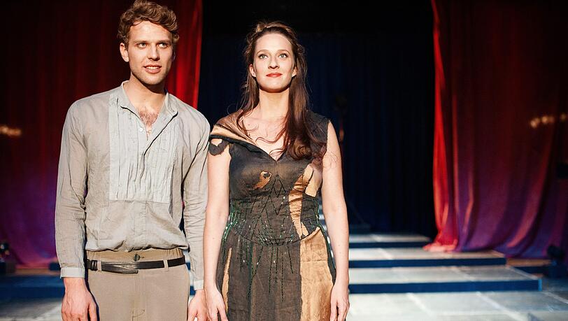 Silas Breiding (Romeo) und Carolin Hartmann (Julia). Silas Breiding (Romeo) und Carolin Hartmann (Julia).