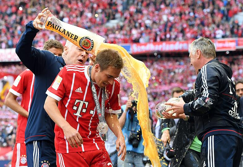 20.05.2017: Die letzte Meisterfeier, die letzte Weißbierdusche für Philipp Lahm. Der langjährige Bayern-Kapitän hängt nach der Saison 2016/17 seine Fußballschuhe an den Nagel.