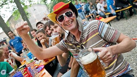 In München können Fans ins zahlreichen Biergärten die Spiele der DFB-Elf verfolgen.