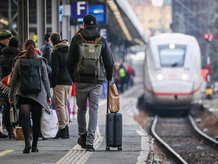 Die Menschen in Deutschland haben im vergangenen Jahr erneut häufiger Busse und Bahnen genutzt.