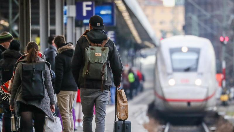 Die Menschen in Deutschland haben im vergangenen Jahr erneut häufiger Busse und Bahnen genutzt. Die Menschen in Deutschland haben im vergangenen Jahr erneut häufiger Busse und Bahnen genutzt.