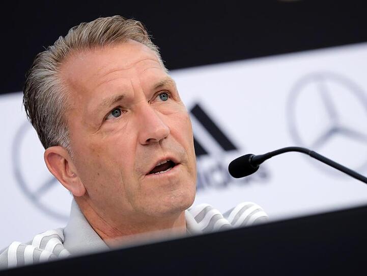 Torwarttrainer Andreas Köpke spricht bei einer Pressekonferenz. Foto: Christian Charisius/dpa/Archivbild