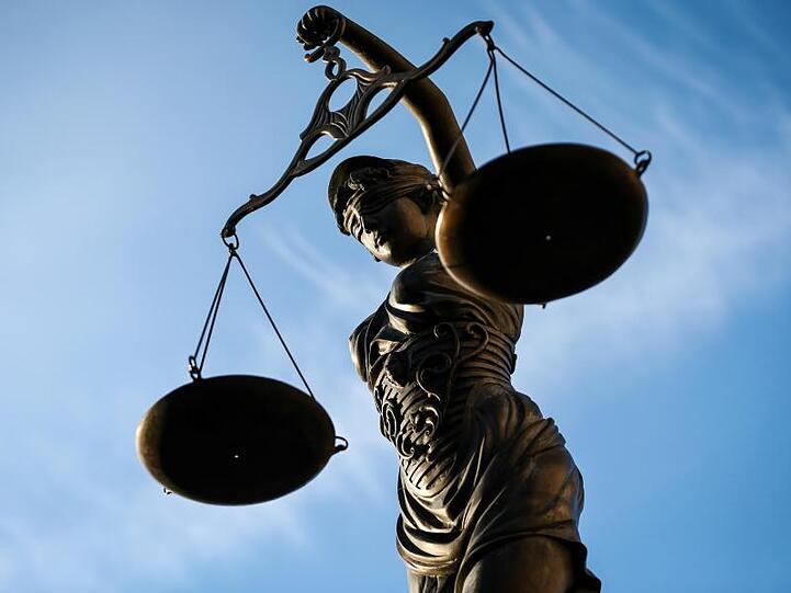 Eine Statue der Justitia hält eine Waage in ihrer Hand. Foto: David Ebener/Archiv