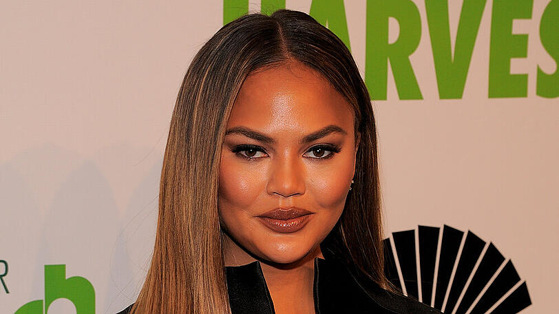 Chrissy Teigen lenkt sich mit Kochen ab