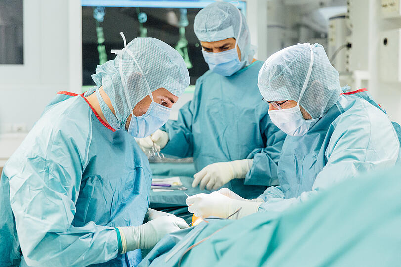 Das oberste Ziel der ATOS Kniespezialisten ist es, die Schmerzen zu lindern und die normale Beweglichkeit zurückzubringen. Weist das Knie Schädigungen oder Erkrankungen auf? Dann ist es möglich, dass dieses Ziel nicht länger durch konservative Methoden zu erreichen ist.