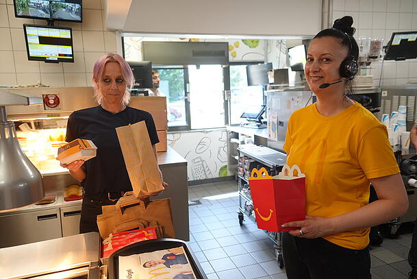 Michaela Redenz (li.) und Zorica Goranovic packen die neuen Burger für die hungrigen Gäste in die Tüte. Michaela Redenz (li.) und Zorica Goranovic packen die neuen Burger für die hungrigen Gäste in die Tüte.