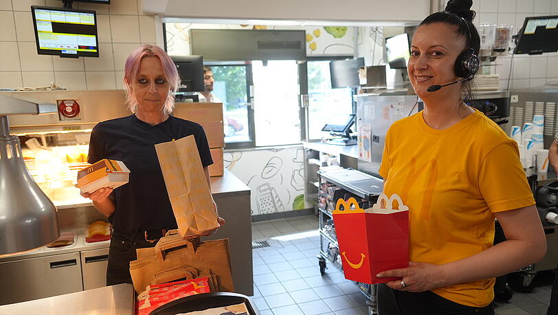 Michaela Redenz (li.) und Zorica Goranovic packen die neuen Burger für die hungrigen Gäste in die Tüte. Michaela Redenz (li.) und Zorica Goranovic packen die neuen Burger für die hungrigen Gäste in die Tüte.