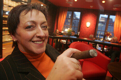 &bdquo;Einfach nur glücklich&ldquo;: Christine Klever musste ihre Zigarren&ndash;Lounge Casa del Habano am Hauptmarkt wegen dem Rauchverbot fast schon schließen. Nach den Änderungen schöpft sie jetzt wieder Hoffnung.
