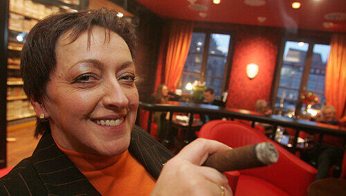 „Einfach nur glücklich“: Christine Klever musste ihre Zigarren–Lounge Casa del Habano am Hauptmarkt wegen dem Rauchverbot fast schon schließen. Nach den Änderungen schöpft sie jetzt wieder Hoffnung. „Einfach nur glücklich“: Christine Klever musste ihre Zigarren–Lounge Casa del Habano am Hauptmarkt wegen dem Rauchverbot fast schon schließen. Nach den Änderungen schöpft sie jetzt wieder Hoffnung.
