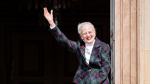 Königin Margrethe winkt an ihrem 85. Geburtstag den Gratulanten auf Schloss Fredensborg zu.