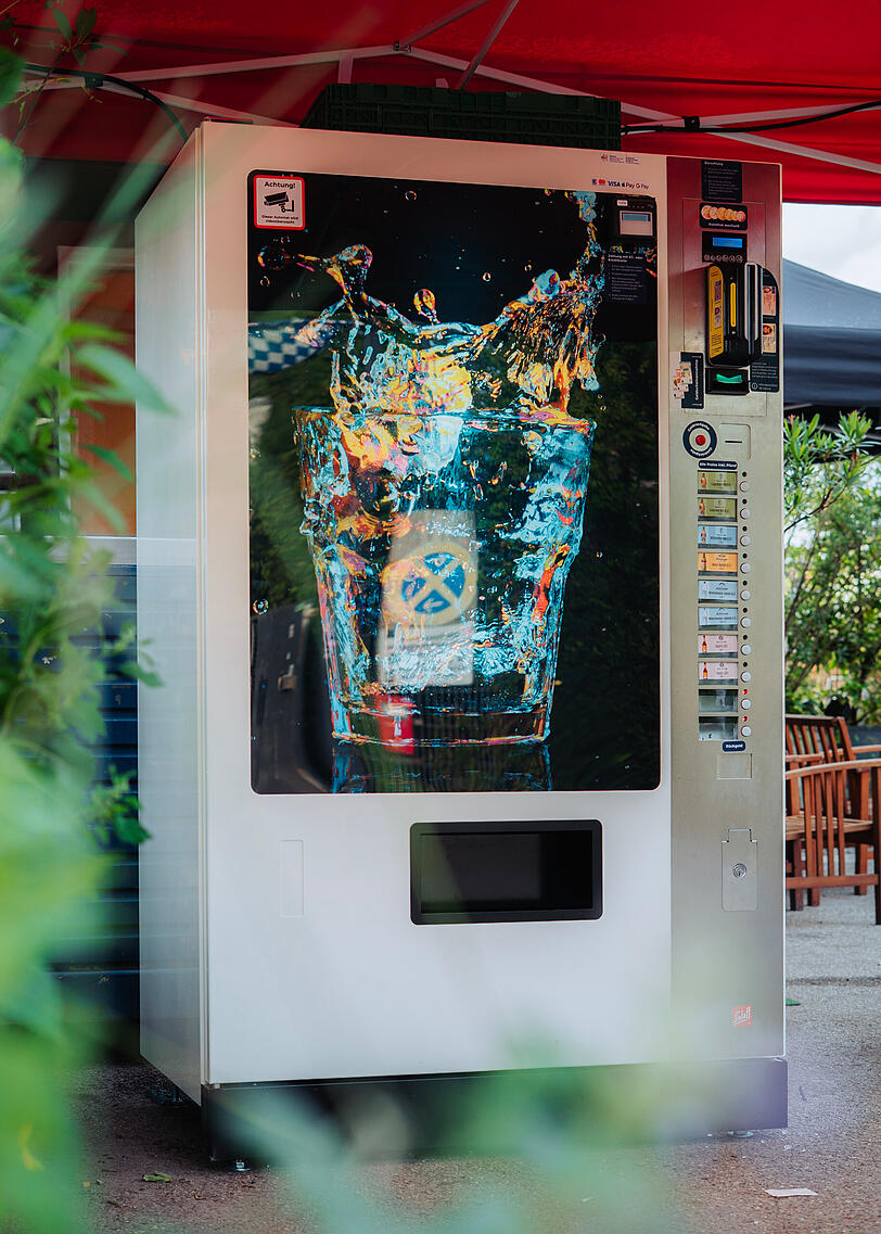 W&auml;hrend der Spiele kann man sich an diesem Getr&auml;nkeautomaten mit Bier und Co. versorgen.