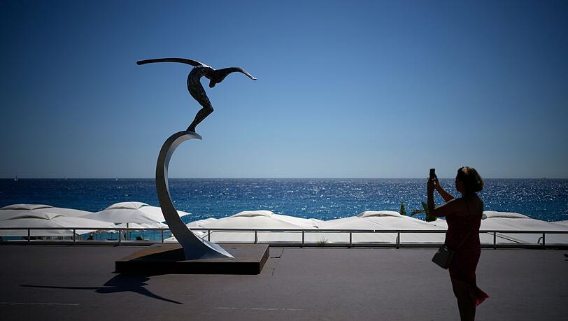 Eine Skulptur erinnert an der Strandpromenade von Nizza an die Opfer des Anschlags vom 14. Juli 2016. (Archivbild) Eine Skulptur erinnert an der Strandpromenade von Nizza an die Opfer des Anschlags vom 14. Juli 2016. (Archivbild)