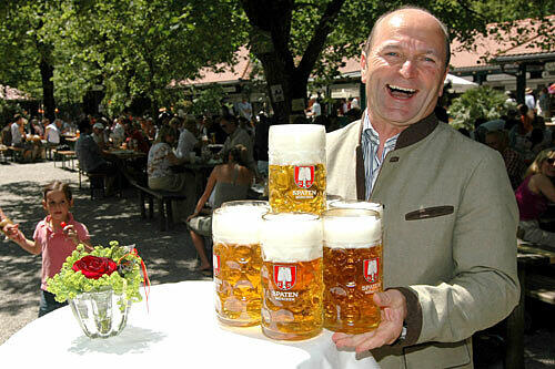 Und zum Schluss: Die Biergärten. Bier aus Liter-Krügen, Essen selber mitbringen - dafür beneidet uns die ganze Welt. Zum schönsten Biergarten haben die Leser der AZ die Waldwirtschaft von Wiesn-Wirt Sepp Krätz gewählt.