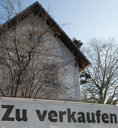 Bevor das eigene Haus auf den Markt gebracht werden kann, müssen sich Besitzer noch um einiges kümmern.