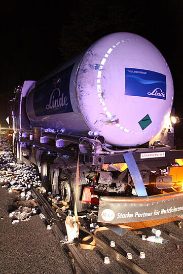 Vorsicht Joghurtbecher! Etwa vier Stunden war die B12 Richtung München gesperrt, weil ein Lkw nach einem Unfall seine Ladung verloren hat.