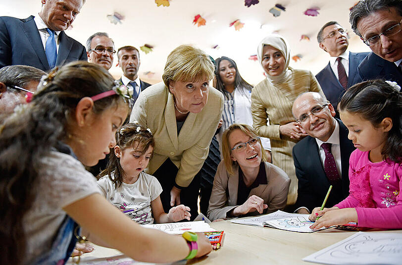 Bundeskanzlerin Angela Merkel besucht ein Flüchtlingscamp nahe der südosttürkischen Stadt Gaziantep. Die Bilder.