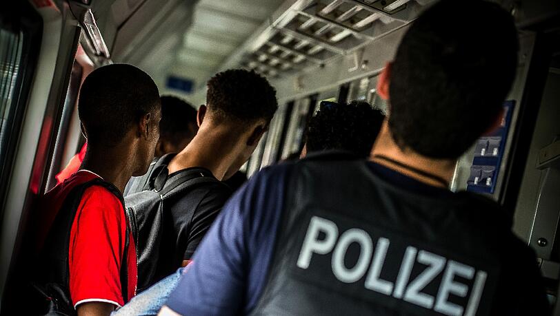 Allein in Bayern wurde 269.000 Verfahren wegen illegaler Einreise gegen Flüchtlinge angelegt, von denen fast 230.000 wegen Geringfügigkeit wieder eingestellt wurden. Allein in Bayern wurde 269.000 Verfahren wegen illegaler Einreise gegen Flüchtlinge angelegt, von denen fast 230.000 wegen Geringfügigkeit wieder eingestellt wurden.